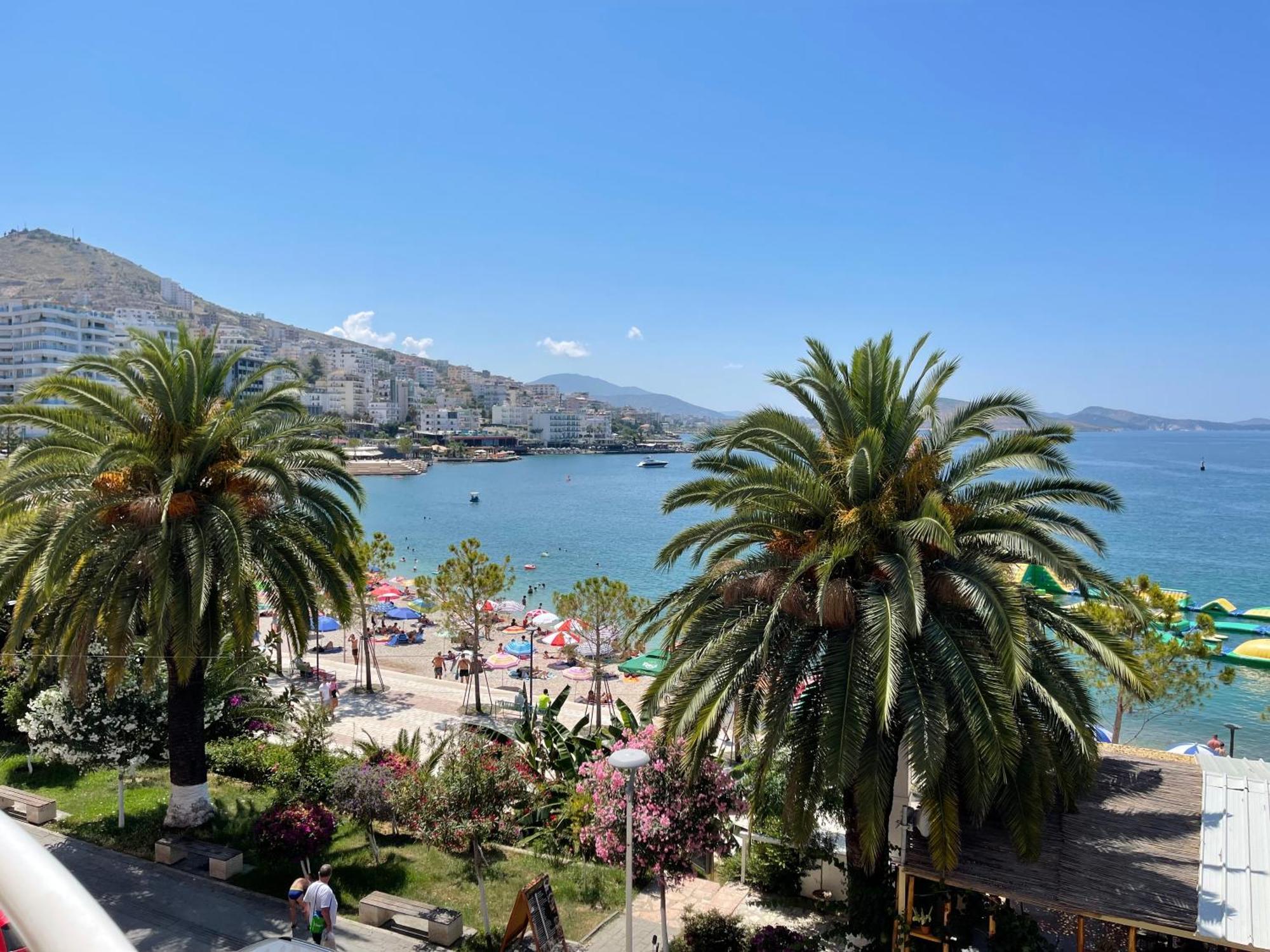 Caramel Sun Studios Apts Sarandë Eksteriør billede
