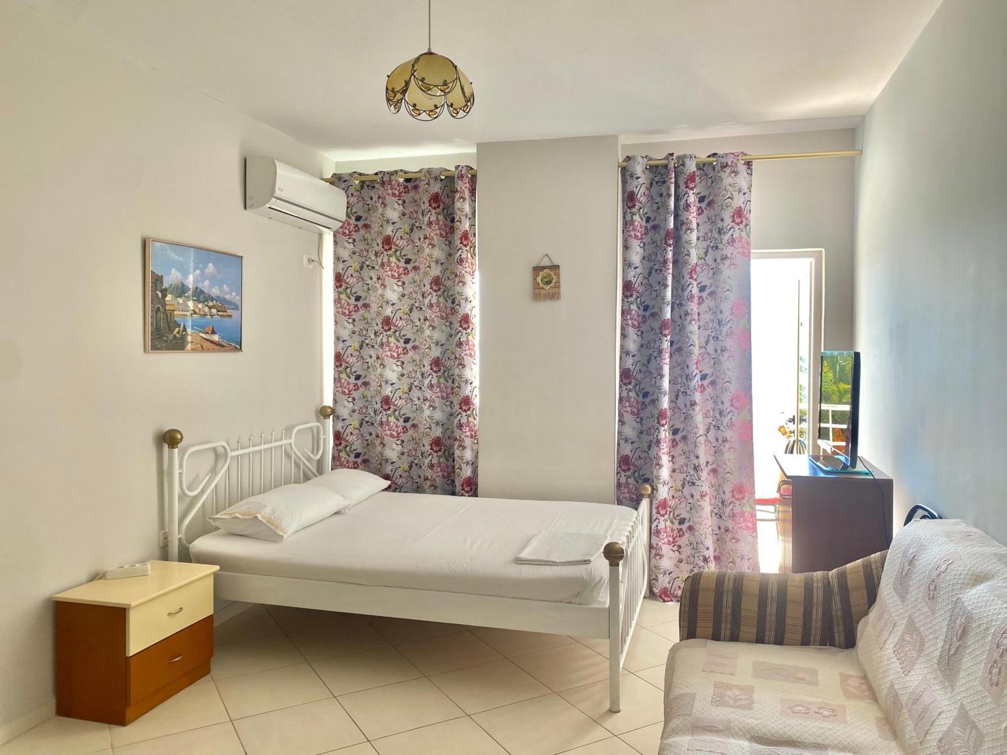 Caramel Sun Studios Apts Sarandë Eksteriør billede